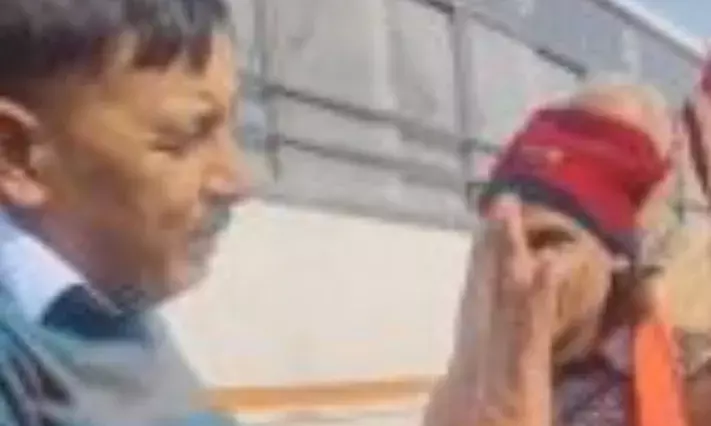 पानीपत बस स्टैंड पर हाई-वोल्टेज ड्रामा: महिला से नंबर मांगना कांग्रेस नेता को पड़ा भारी, पकड़ने पड़े पैर पानीपत बस स्टैंड पर हाई-वोल्टेज ड्रामा: महिला से नंबर मांगना कांग्रेस नेता को पड़ा भारी, पकड़ने पड़े पैर