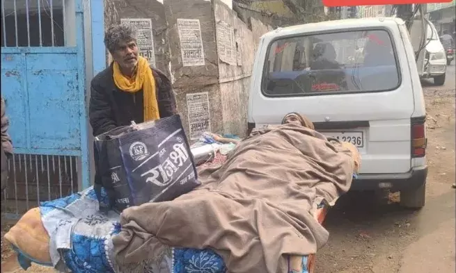 बीमार पत्नी को ठेले पर लादकर अस्पताल भागा पति, रास्ते में तोड़ा दम बीमार पत्नी को ठेले पर लादकर अस्पताल भागा पति, रास्ते में तोड़ा दम
