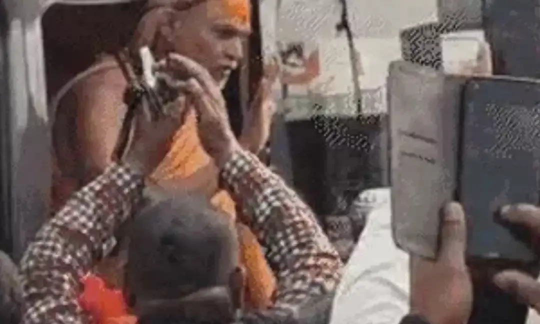 प्रयागराज: शंकराचार्य अविमुक्तेश्वरानंद के शिविर में हंगामा, योगी जिंदाबाद के नारों के साथ युवकों ने की घुसने की कोशिश प्रयागराज: शंकराचार्य अविमुक्तेश्वरानंद के शिविर में हंगामा, योगी जिंदाबाद के नारों के साथ युवकों ने की घुसने की कोशिश