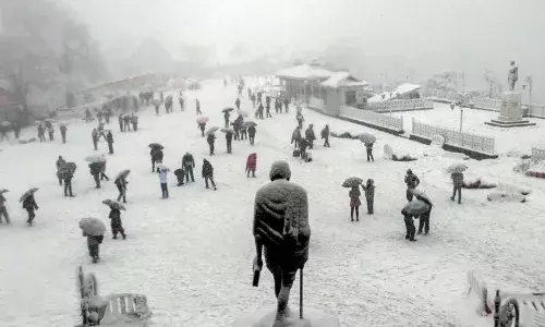 भारी बर्फबारी से थमी रफ्तार, नेशनल हाईवे बंद और उड़ानें रद्द