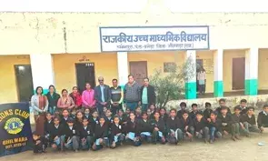 लायंस क्लब भीलवाड़ा ने 50 जरूरतमंद छात्र छात्राओं को बांटे स्वेटर लायंस क्लब भीलवाड़ा ने 50 जरूरतमंद छात्र छात्राओं को बांटे स्वेटर