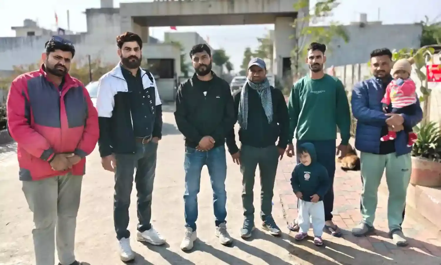 आस्था रेजिडेंसी के बाहर अंधेरा बना खतरा, 300 परिवारों में दहशत आस्था रेजिडेंसी के बाहर अंधेरा बना खतरा, 300 परिवारों में दहशत