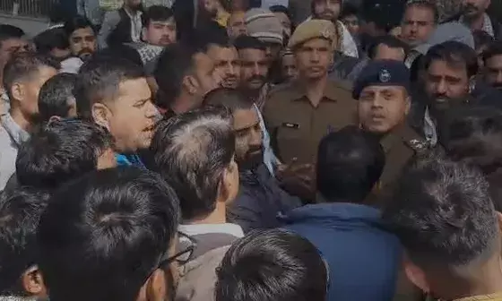 नाथद्वारा बस हादसे में नया मोड़, मुआवजे की मांग को लेकर परिजनों और समाजजनों का प्रदर्शन