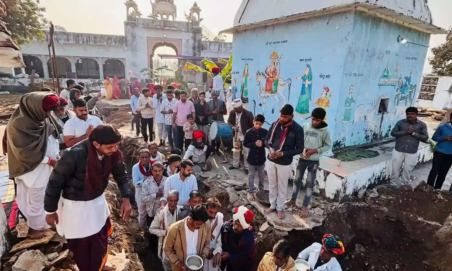 भारिंडा गांव में देवनारायण मंदिर का नवनिर्माण शुरूः पूजन के दौरान मौजूद रहे कई लोग, मंदिर की रखी गई थी नींव