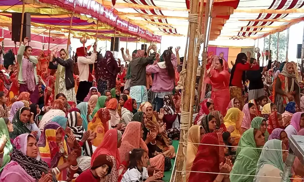 श्री कृष्ण जन्मोत्सव के बाद झूम उठा पूरा पांडाल, सोमवार को होंगे छप्पन भोग झांकी के दर्शन श्री कृष्ण जन्मोत्सव के बाद झूम उठा पूरा पांडाल, सोमवार को होंगे छप्पन भोग झांकी के दर्शन