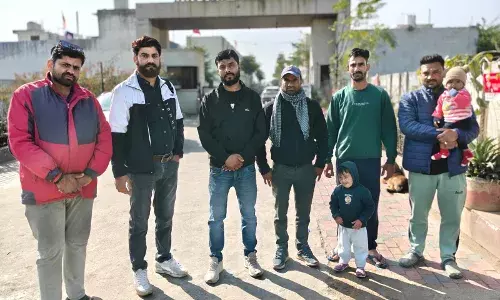 आस्था रेजिडेंसी के बाहर अंधेरा बना खतरा, 300 परिवारों में दहशत