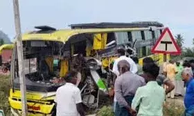 दो बसों की भीषण टक्कर, दो महिलाओं समेत तीन की मौत, 15 से ज्यादा घायल