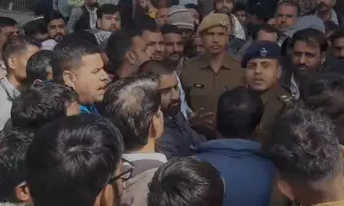 नाथद्वारा बस हादसे में नया मोड़, मुआवजे की मांग को लेकर परिजनों और समाजजनों का प्रदर्शन