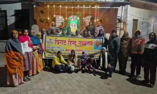 पीथास में हिंदू सम्मेलन के पोस्टर का विमोचन, पीले चावल बांटकर दिया गया आमंत्रण पीथास में हिंदू सम्मेलन के पोस्टर का विमोचन, पीले चावल बांटकर दिया गया आमंत्रण