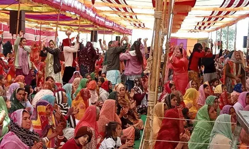 श्री कृष्ण जन्मोत्सव के बाद झूम उठा पूरा पांडाल, सोमवार को होंगे छप्पन भोग झांकी के दर्शन श्री कृष्ण जन्मोत्सव के बाद झूम उठा पूरा पांडाल, सोमवार को होंगे छप्पन भोग झांकी के दर्शन