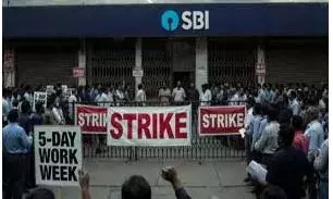 अपनी विभिन्न मांगों को लेकर बैंककर्मियों ने की हड़ताल, देशभर के 10 लाख से अधिक अधिकारी-कर्मचारी हड़ताल पर