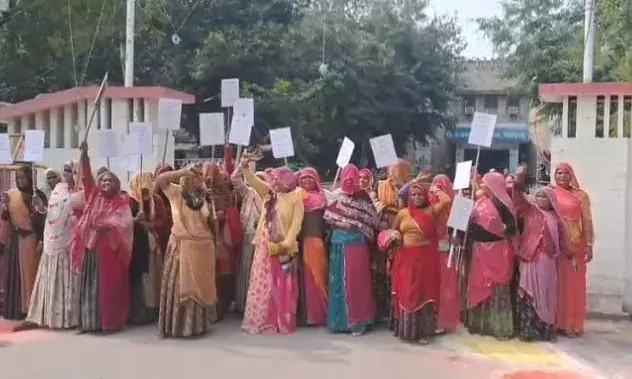 चित्तौड़गढ़ में आदित्य सीमेंट फैक्ट्री के खिलाफ रोजगार और मुआवजे की मांग को लेकर ग्रामीणों का प्रदर्शन