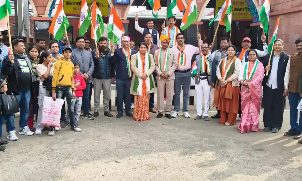 गणतन्त्र दिवस पर तिरंगा यात्रा के साथ रेलवे स्टेशन पर दिया बाल विवाह रोकथाम का संदेश गणतन्त्र दिवस पर तिरंगा यात्रा के साथ रेलवे स्टेशन पर दिया बाल विवाह रोकथाम का संदेश