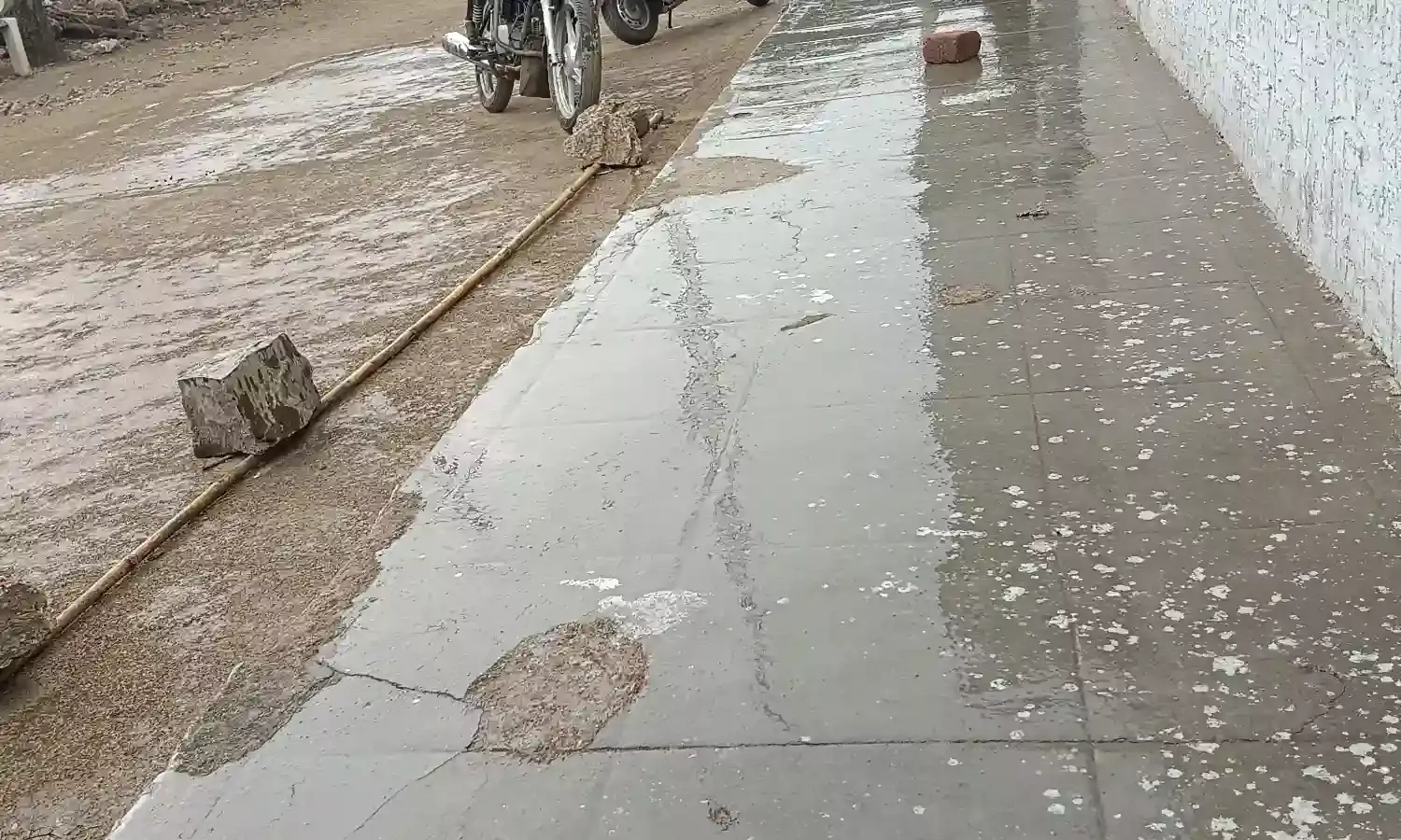 धूलखेड़ा गांव में रिमझिम बारिश व ओलावृष्टि से फसलों को लाभ