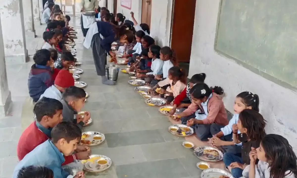 भामाशा सुवा सुथार की 15 साल पुरानी पहल: स्वतंत्रता दिवस व गणतंत्र दिवस पर बच्चों को भोजन