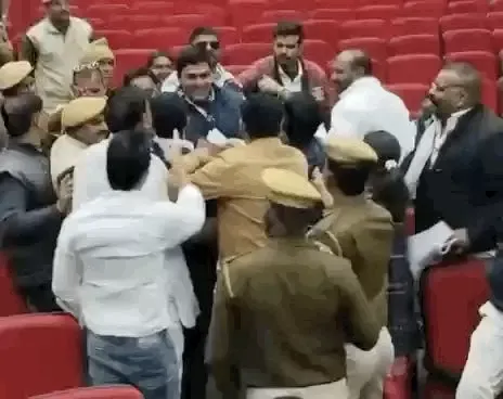 नगर निगम की अंतिम बोर्ड बैठक में हंगामा, बजट पारित, पार्षदों में धक्का मुक्की नगर निगम की अंतिम बोर्ड बैठक में हंगामा, बजट पारित, पार्षदों में धक्का मुक्की