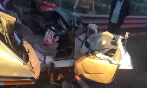 ट्रक के पीछे घुसी कार, 4 श्रद्धालुओं की मौत, 8 किमी तक घिसटती रही गाड़ी ट्रक के पीछे घुसी कार, 4 श्रद्धालुओं की मौत, 8 किमी तक घिसटती रही गाड़ी