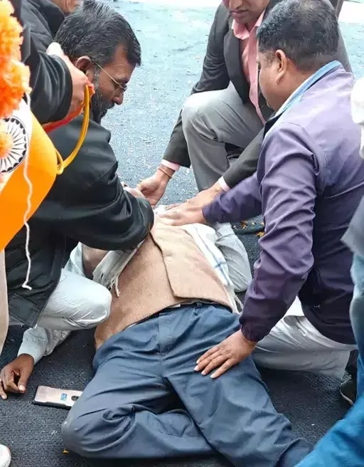 गणतंत्र दिवस समारोह के दौरान पूर्व सरपंच की हार्ट अटैक से मौत