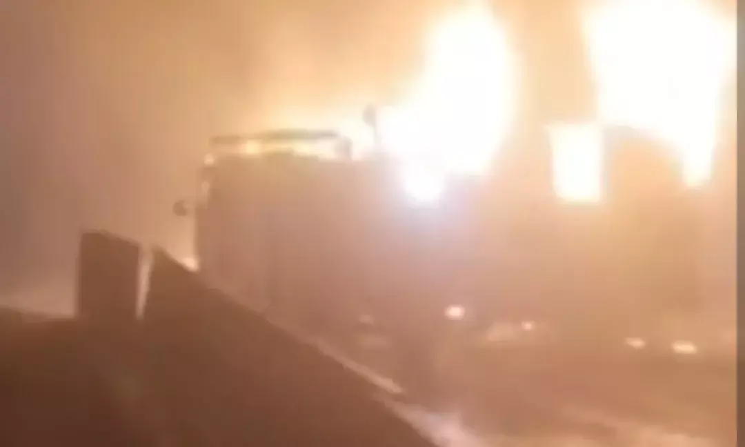 बीकानेर में चारे से भरे ट्रक से टकराई स्लीपर बस, धू-धू कर जले दोनों वाहन, 40 यात्रियों की बची जान बीकानेर में चारे से भरे ट्रक से टकराई स्लीपर बस, धू-धू कर जले दोनों वाहन, 40 यात्रियों की बची जान