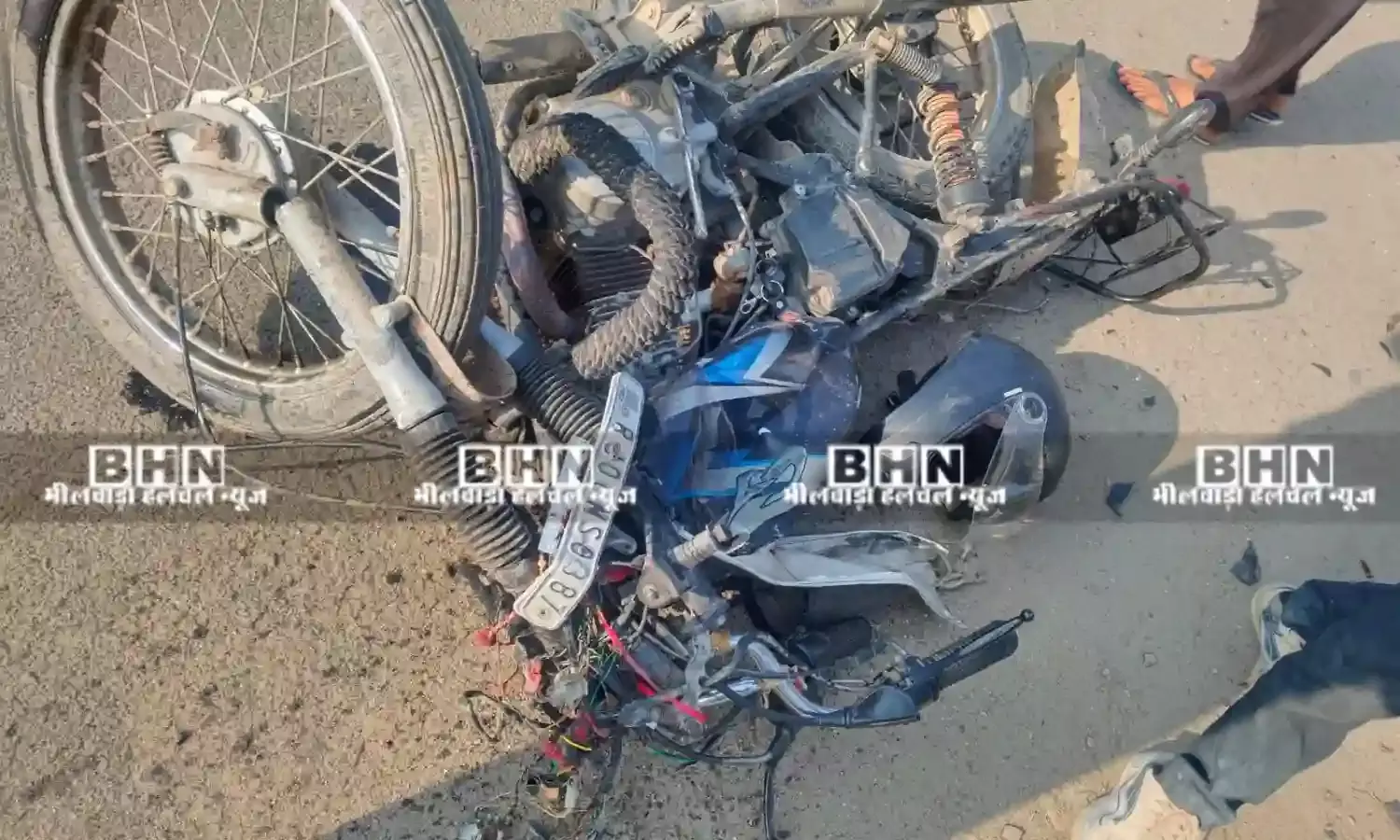 सडक़ हादसा- भिड़ंत के बाद स्कॉर्पियो खाई में पलटी, बाइक चकनाचूर, एक युवक की मौत, दो घायल सडक़ हादसा- भिड़ंत के बाद स्कॉर्पियो खाई में पलटी, बाइक चकनाचूर, एक युवक की मौत, दो घायल