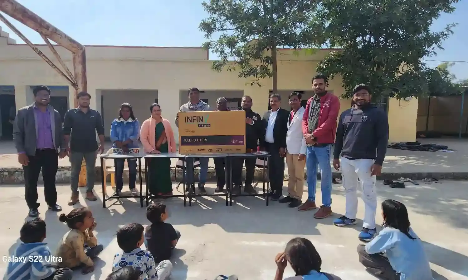 कलुंदिया विद्यालय में भामाशाह द्वारा 43 इंच का एलईडी टीवी भेंट