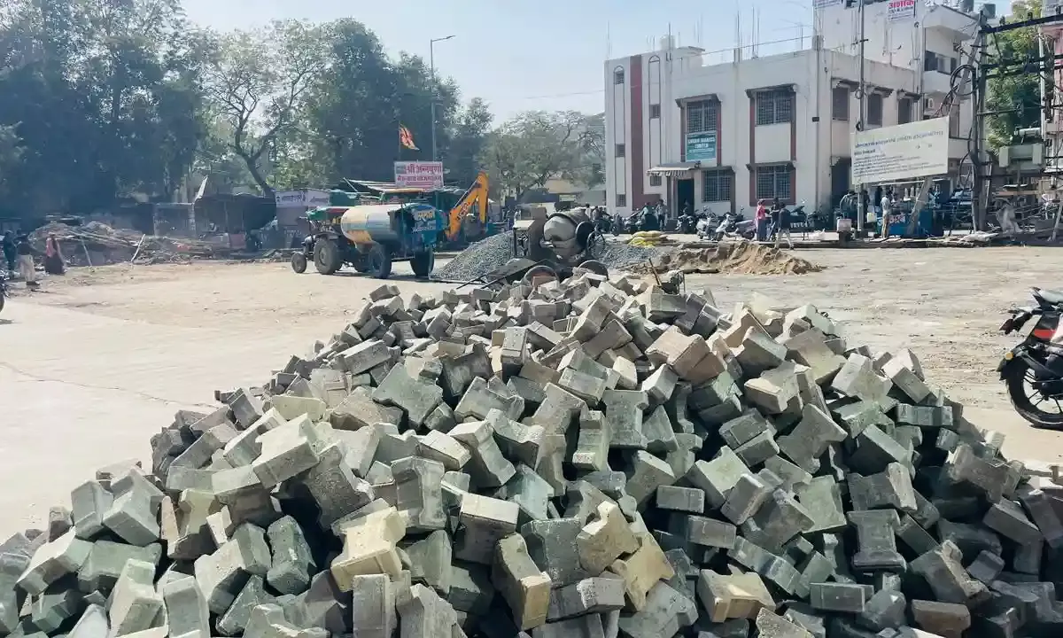 विधायक अशोक कोठारी की अनुशंसा पर बसंत विहार चौक में इंटरलॉकिंग ब्लॉक टाइल्स का कार्य शुरू, जलभराव की समस्या होगी समाप्त