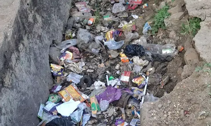 वार्ड 52 में टूटा नाला बना आफत, निगम की लापरवाही से बढ़ रहा खतरा