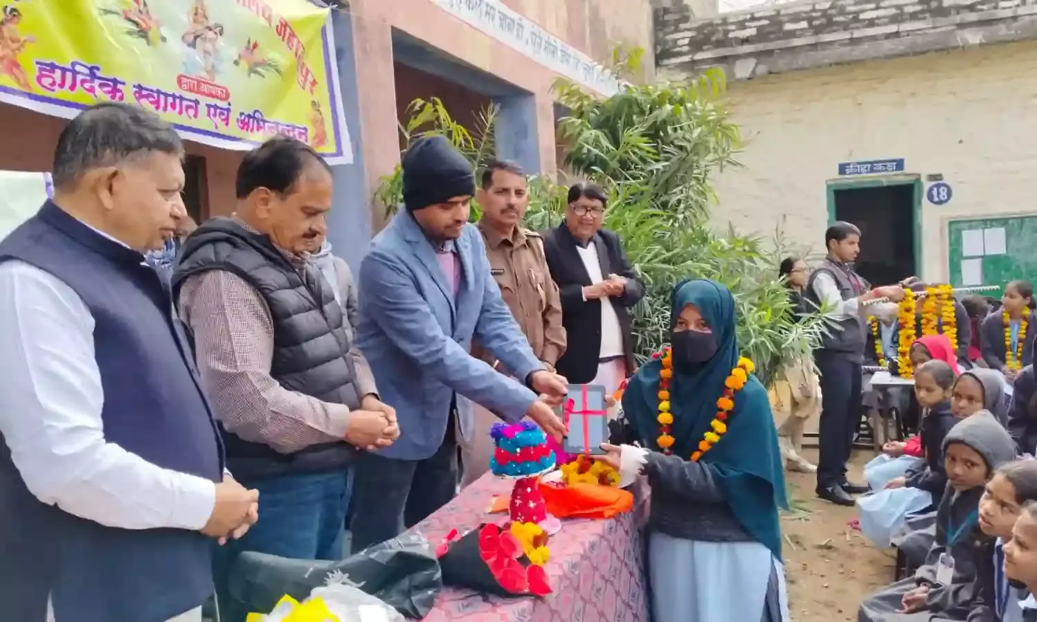 जहाजपुर की 26 प्रतिभावान बेटियों को वितरित किए टेबलेट जहाजपुर की 26 प्रतिभावान बेटियों को वितरित किए टेबलेट