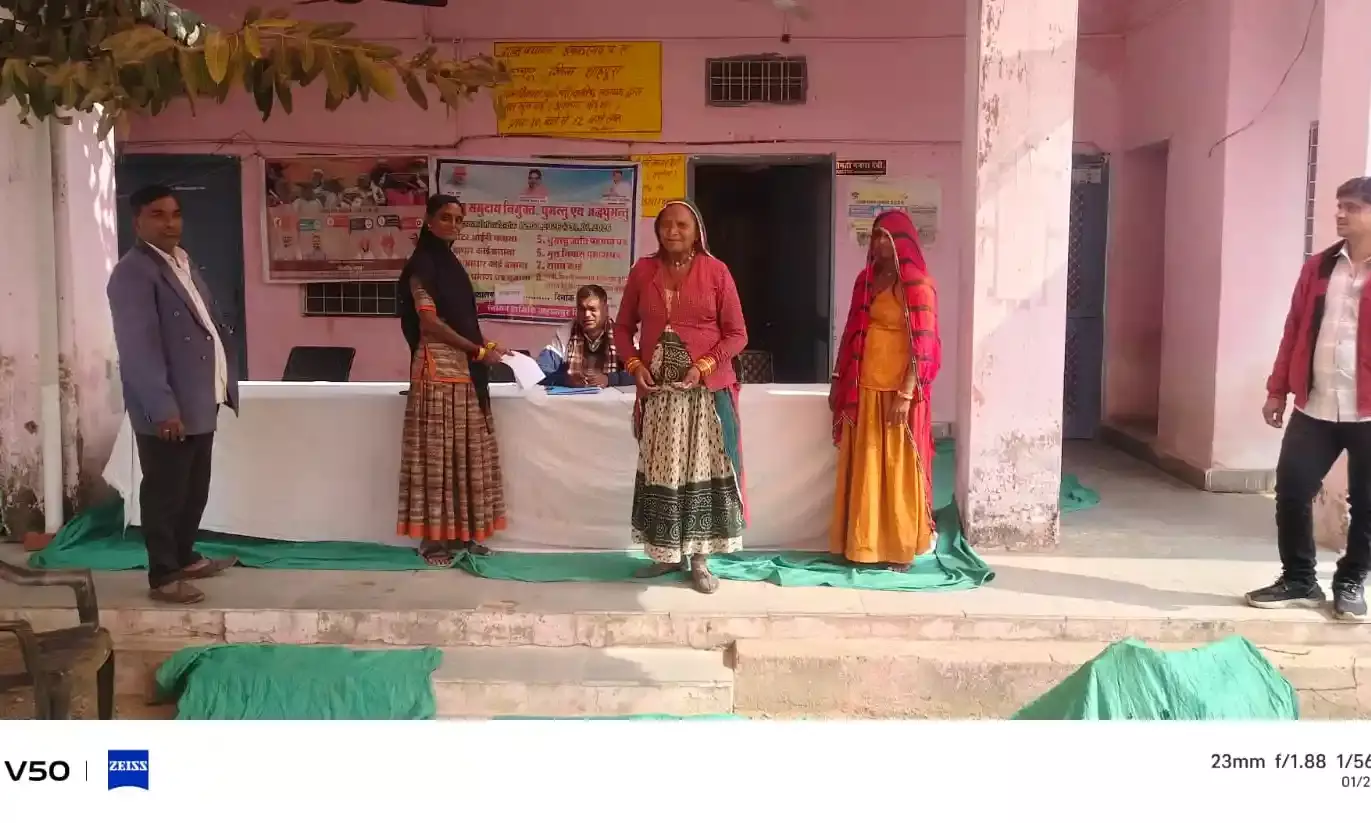 विमुक्त घुमंतू परिवारों को योजनाओं से जोड़ने के लिए शक्करगढ़ में लगा विशेष सहायता शिविर