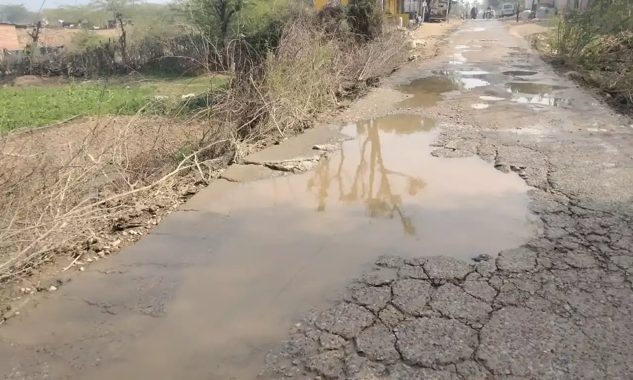 खजुरी–बाकरा सड़क बनी हादसों का रास्ता, पांच साल की गारंटी एक साल में ही जवाब दे गई खजुरी–बाकरा सड़क बनी हादसों का रास्ता, पांच साल की गारंटी एक साल में ही जवाब दे गई