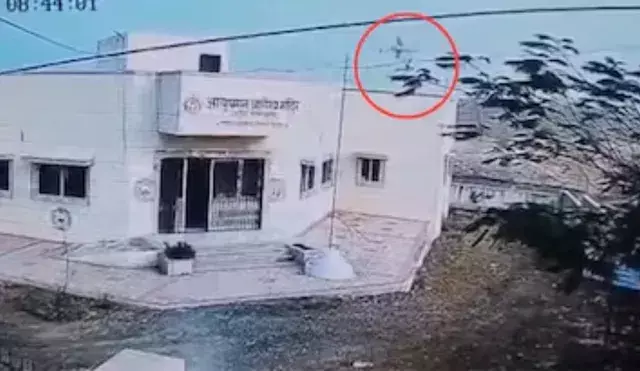 अजित पवार विमान हादसा: नया सीसीटीवी फुटेज आया सामने, लैंडिंग से पहले बाईं ओर झुका विमान अजित पवार विमान हादसा: नया सीसीटीवी फुटेज आया सामने, लैंडिंग से पहले बाईं ओर झुका विमान