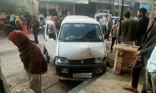 खजूरी में अनियंत्रित ईको गाड़ी मकान से टकराई: दो बाइक को लिया चपेट में, टला बड़ा हादसा