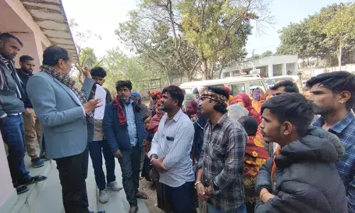 इन्दौकड़ा की झोपड़ियों में चारागाह भूमि से अतिक्रमण हटाने को लेकर उपखंड अधिकारी को ज्ञापन