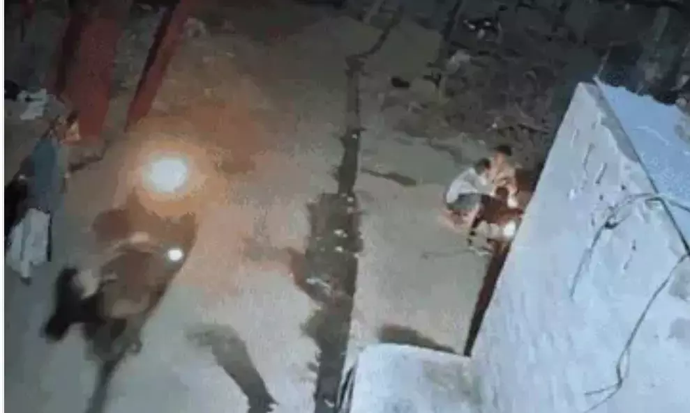 बेजुबान सांड पर पेट्रोल डालकर लगाई आग, तड़पते हुए गलियों में दौड़ता रहा