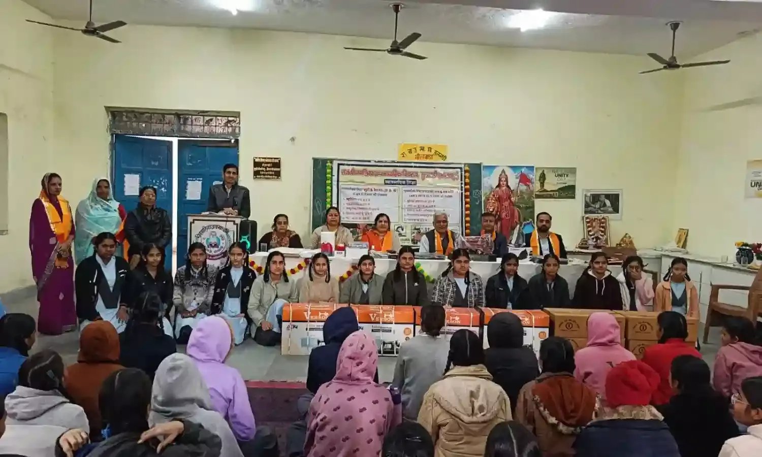 गुलमंडी में छात्राओं को कौशल विकास किट व सिलाई मशीनों का वितरण