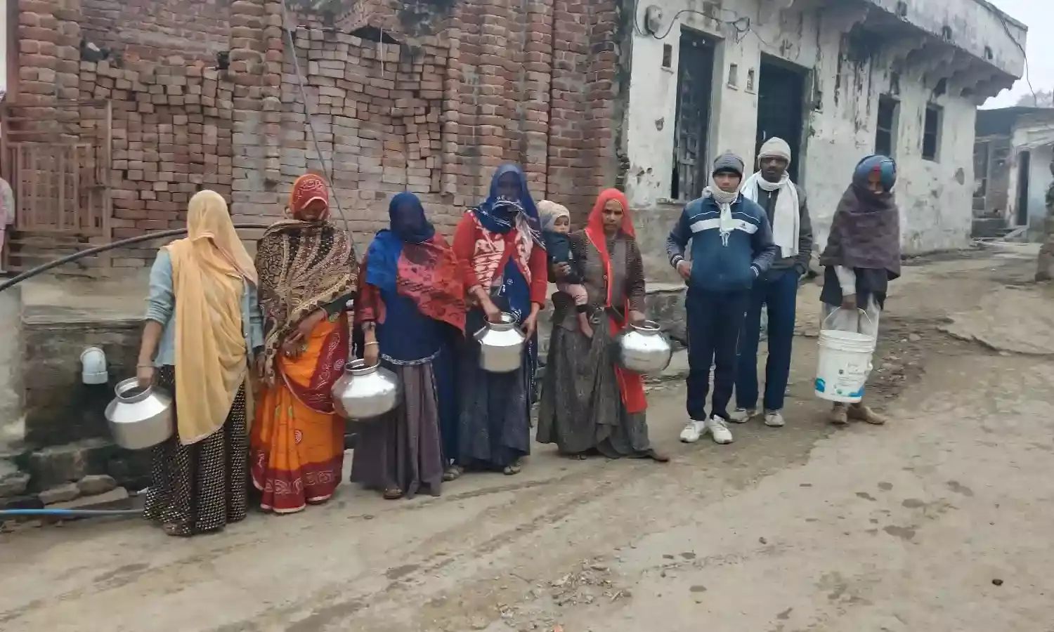 चम्बल जल संकट से बेहाल उरना गांव, कई दिनों से ठप पड़ी आपूर्ति पर फूटा ग्रामीणों का गुस्सा चम्बल जल संकट से बेहाल उरना गांव, कई दिनों से ठप पड़ी आपूर्ति पर फूटा ग्रामीणों का गुस्सा