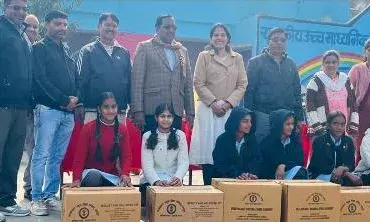 भगवानपुरा विद्यालय में किट वितरण और विदाई समारोह आयोजित