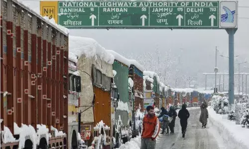 उत्तर भारत में कुदरत का कहर: कहीं बर्फबारी का सितम, तो कहीं हिमस्खलन का खौफ, फिर गिरेगी बर्फ होगी बारिश उत्तर भारत में कुदरत का कहर: कहीं बर्फबारी का सितम, तो कहीं हिमस्खलन का खौफ, फिर गिरेगी बर्फ होगी बारिश