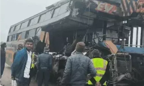 स्लीपर बस ट्रेलर से टकराई ,मां-बेटे समेत 4 की गई जान, खाटूश्याम जी दर्शन करने जा रहा था परिवार