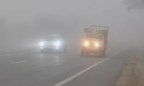 सवाईपुर क्षेत्र में घने कोहरे का कहर, सर्द हवाओं से जनजीवन अस्त व्यस्त सवाईपुर क्षेत्र में घने कोहरे का कहर, सर्द हवाओं से जनजीवन अस्त व्यस्त