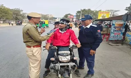 वाहन चालकों को यातायात नियमों की दी जानकारी वाहन चालकों को यातायात नियमों की दी जानकारी