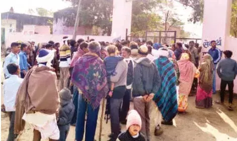 सरसिया चारणान विद्यालय में छात्र-छात्राओं और ग्रामीणों ने तालाबंदी कर किया प्रदर्शन