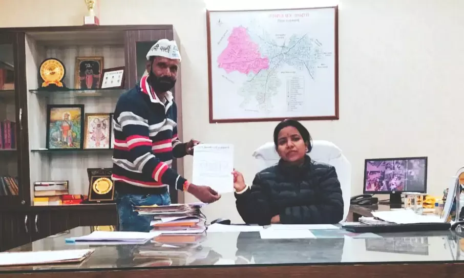 गांवगुड़ा के राजकीय उच्च माध्यमिक विद्यालय में शिक्षकों की कमी को लेकर आम आदमी पार्टी का ज्ञापन