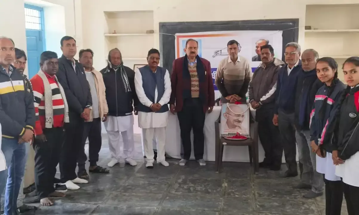 शहीद दिवस पर पुष्पांजली अर्पित कर किया गांधी को याद शहीद दिवस पर पुष्पांजली अर्पित कर किया गांधी को याद