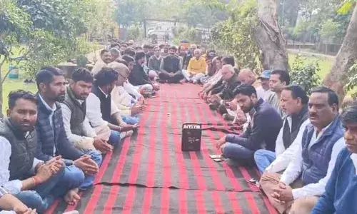 चित्तौड़गढ़ में गांधी वाटिका में पूर्व राज्यमंत्री जाड़ावत के नेतृत्व में कांग्रेस का शांतिपूर्ण धरना