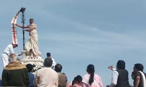 ध्वजा दर्शन से बढ़ी सकारात्मक ऊर्जा: सुमतिनाथ मंदिर में उमड़ा जैन समाज