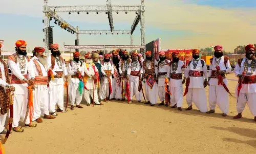 मरू महोत्सव में शाहपुरा बियर्ड क्लब का जलवा, एडवोकेट पारीक ने दाढ़ी मूंछों से जीता सबका दिल मरू महोत्सव में शाहपुरा बियर्ड क्लब का जलवा, एडवोकेट पारीक ने दाढ़ी मूंछों से जीता सबका दिल