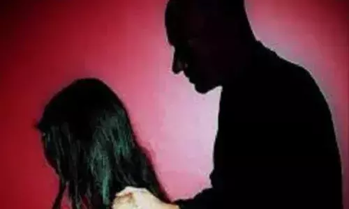 अलवर: गुरु-शिष्य की मर्यादा हुई शर्मसार, नाबालिग छात्रा से छेड़छाड़ करने वाले शिक्षक को 5 साल की जेल अलवर: गुरु-शिष्य की मर्यादा हुई शर्मसार, नाबालिग छात्रा से छेड़छाड़ करने वाले शिक्षक को 5 साल की जेल