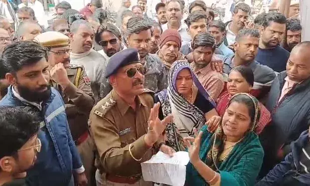 आमेट में भूख हड़ताल पर बैठे युवकों की तबीयत बिगड़ी, मुख्य मार्ग जाम आमेट में भूख हड़ताल पर बैठे युवकों की तबीयत बिगड़ी, मुख्य मार्ग जाम