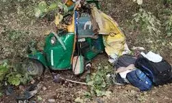 आगरा में भीषण सड़क हादसा कंटेनर की टक्कर से दो ऑटो चकनाचूर पांच की मौत